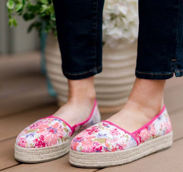 Espadril dengan Motif Bunga yang Romantis